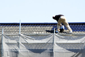 4 3 300x200 - 屋根修理　職人